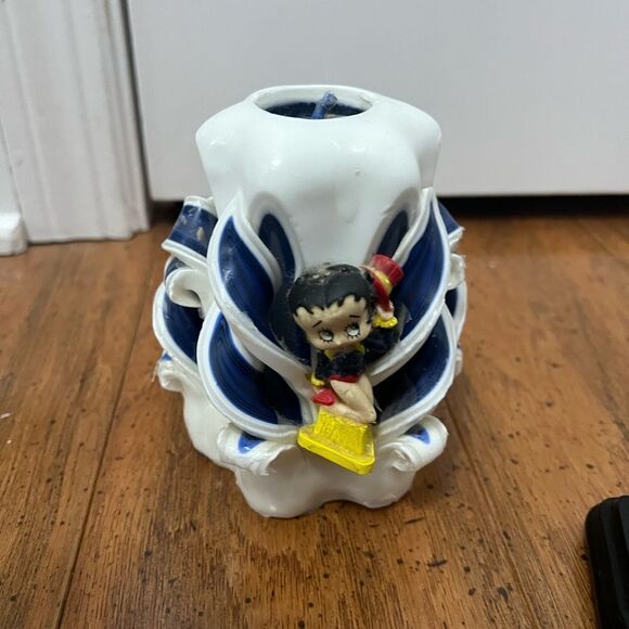 ⚡CLOSET CLEAR-OUT: ⚡ Betty Boop Standing By Graffiti Wall With Pudgy & candle - Picture 3 of 9